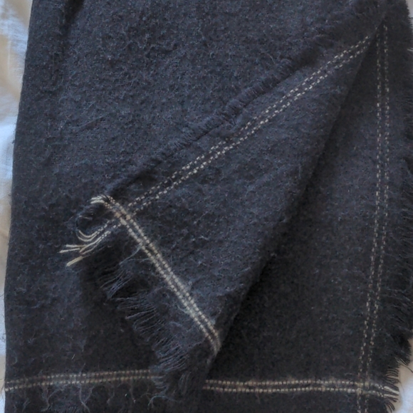 Black scarf - Picture 2 of 2
